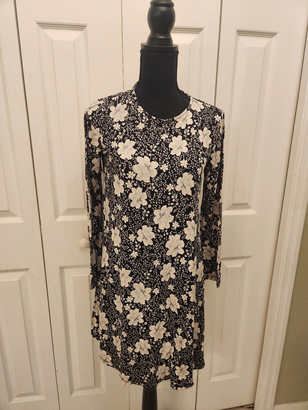 Old Navy Black and White Floral Long Sleeve Dress